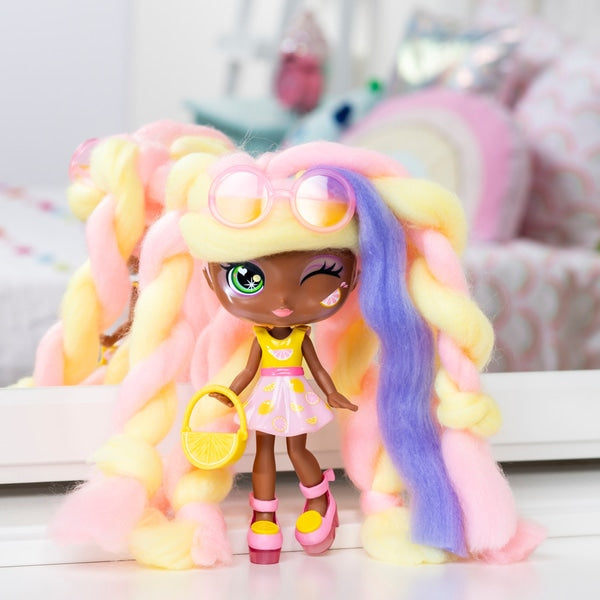 Sběratelská luxusní panenka s vůní Candylocks Lacey Limonade Sugar Style