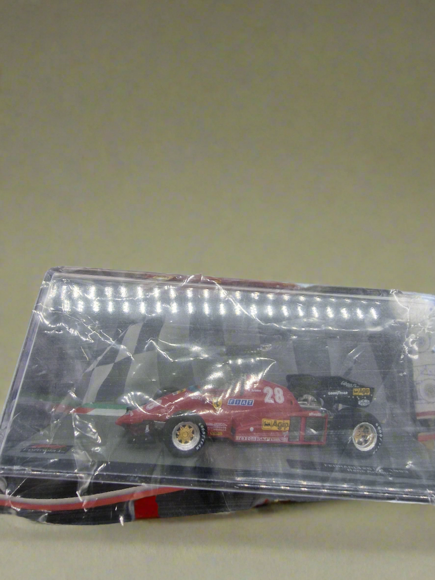 1:43  Model of Rene Arnoux Ferrari 126 C3 Formula 1 Car from 1983 With Magazine