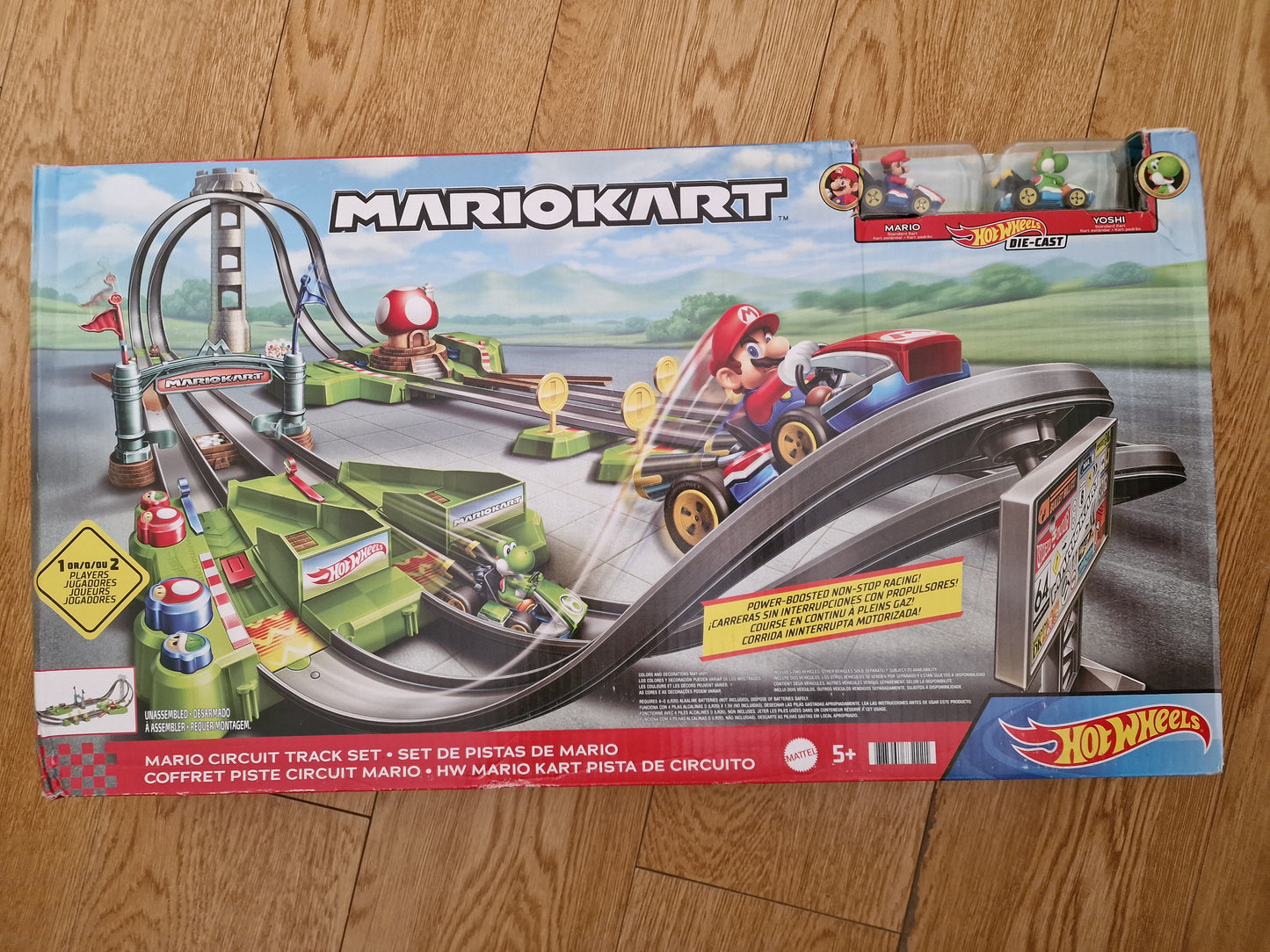 Hot Wheels Mario Kart Circuit Track Set with 1:64 Scale Die-Cast Cars Yoshi And Mario
