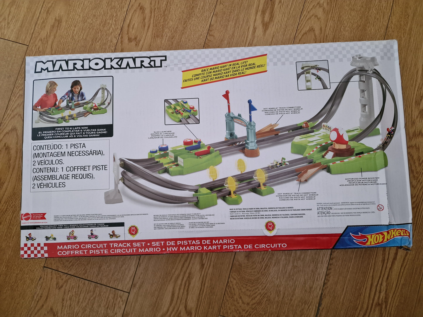 Hot Wheels Mario Kart Circuit Track Set with 1:64 Scale Die-Cast Cars Yoshi And Mario