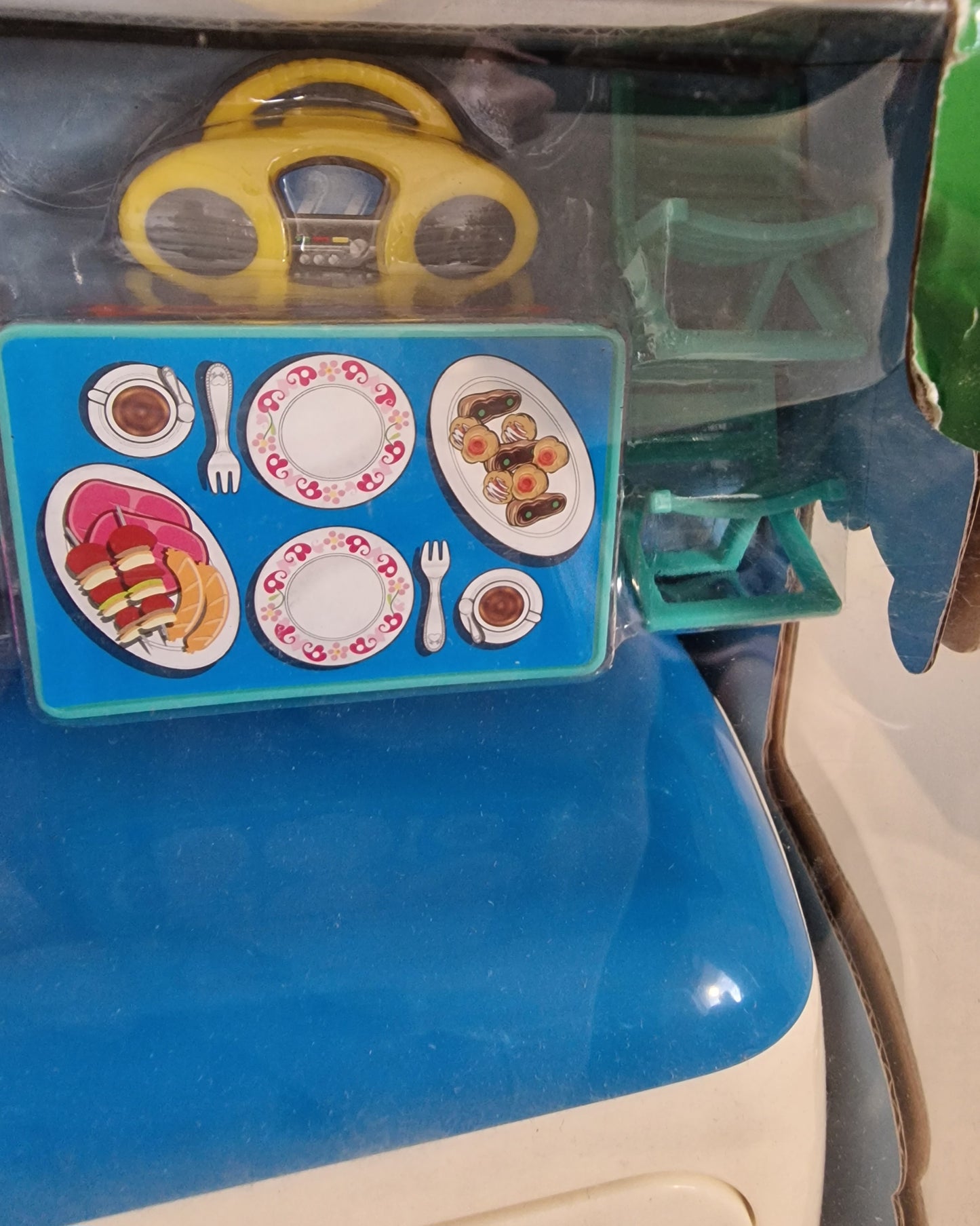 Keenway Camper Paradise Playset Camper Van Toy with Figures & Accessories NEW