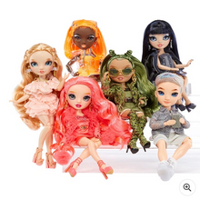 Načíst obrázek do prohlížeče Galerie, Rainbow High Fashion Doll Series 5 - Victoria Whitman (Light Pink)