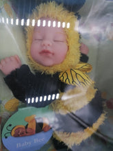Načíst obrázek do prohlížeče Galerie, Anne Geddes 9 inch Baby Bee Doll - Bean Filled Soft Body Collection
