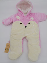 Načíst obrázek do prohlížeče Galerie, Útulný nadýchaný růžový medvídek kojenecký oblek s kapucí 6 měsíců