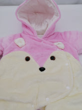 Načíst obrázek do prohlížeče Galerie, Útulný nadýchaný růžový medvídek kojenecký oblek s kapucí 6 měsíců