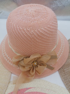 Dámské klobouky proti slunci různých stylů a barev