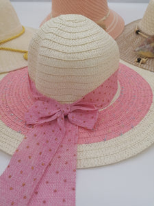 Dámské klobouky proti slunci různých stylů a barev