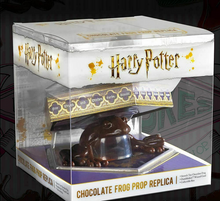 Načíst obrázek do prohlížeče Galerie, Replika rekvizity Harry Potter Chocolate Frog od The Noble Collection